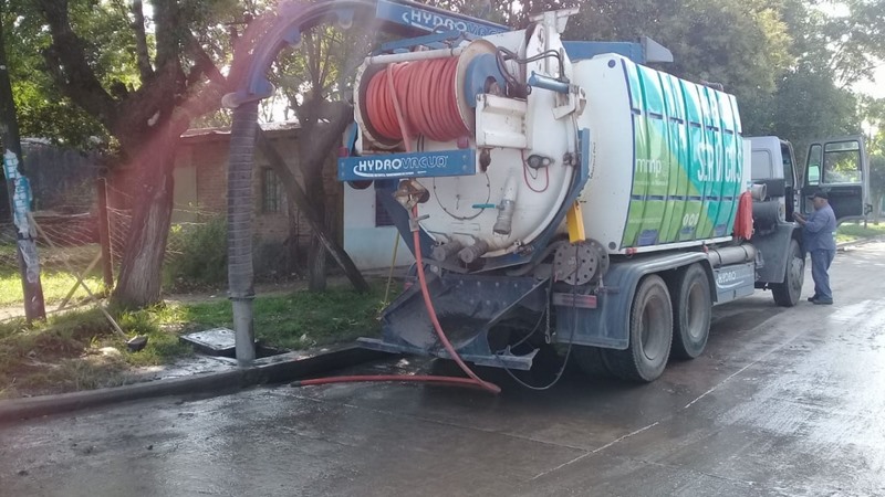 Limpieza de cámaras de desagües en Barrio Rayito de Sol