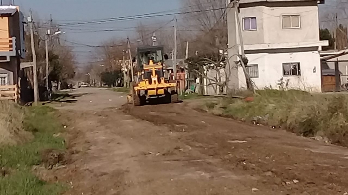 Nivelado de calles en el barrio La Loma