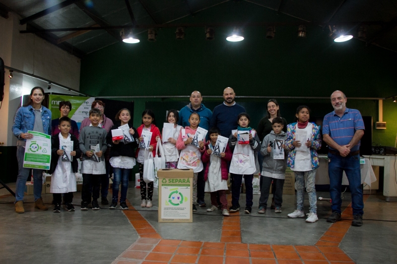 Entrega de elementos de estudio a escuelas