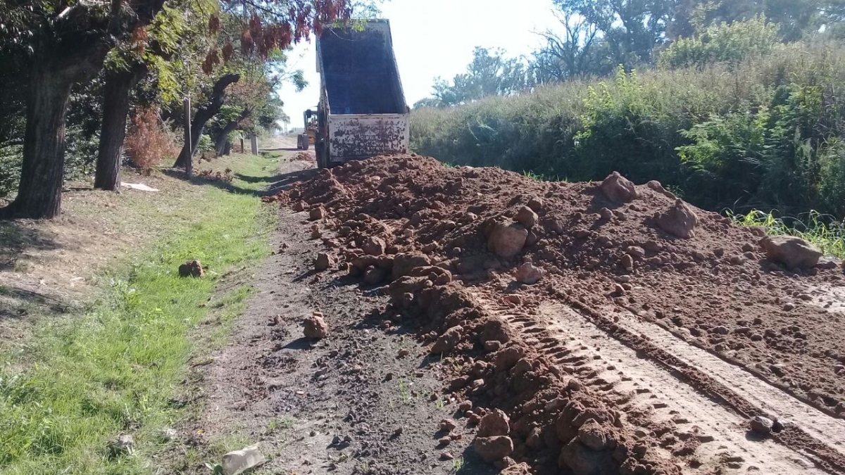 Nivelado y entoscado de Rivadavia en La Recova