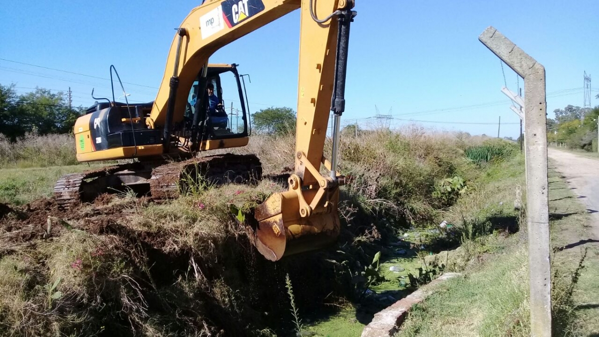 Limpieza del canal pluvial sobre Rivadavia en El Moro