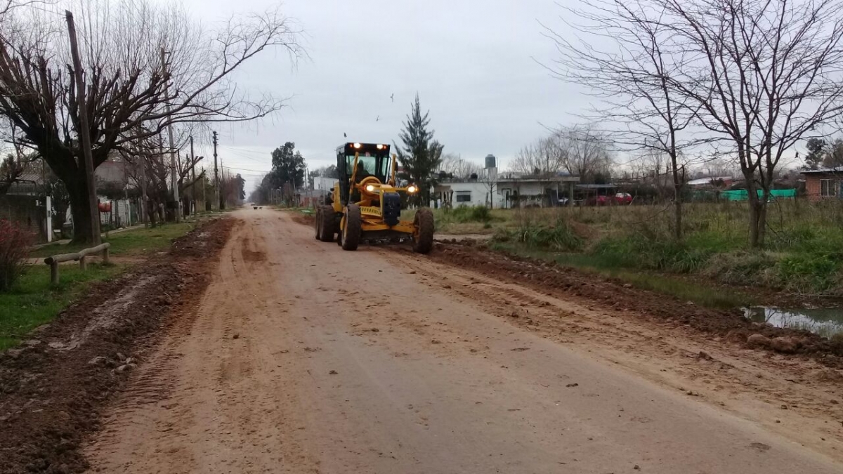 Nivelado y entoscado de la calle García en zona rural