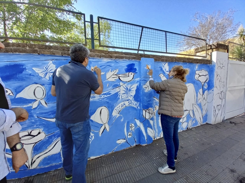 Pintada de mural en memoria de los detenidos desaparecidos de Marcos Paz