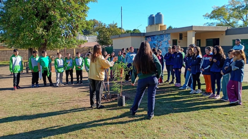 Plantan un &aacute;rbol nativo por el centenario de la Escuela N&ordm; 9