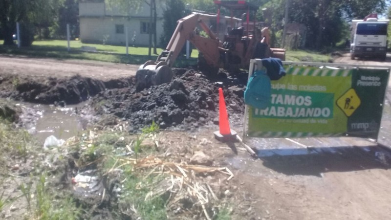 Obras y Servicios, zanjeo y desagüe en La Recova