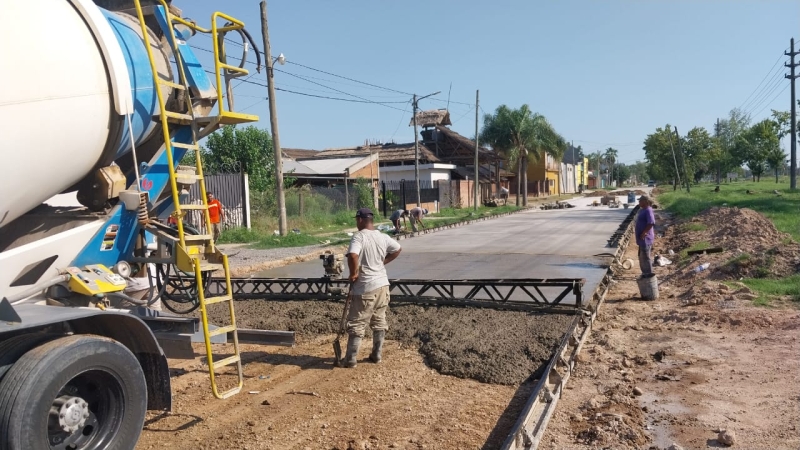 Avanza el pavimento de la colectora Pte. Perón