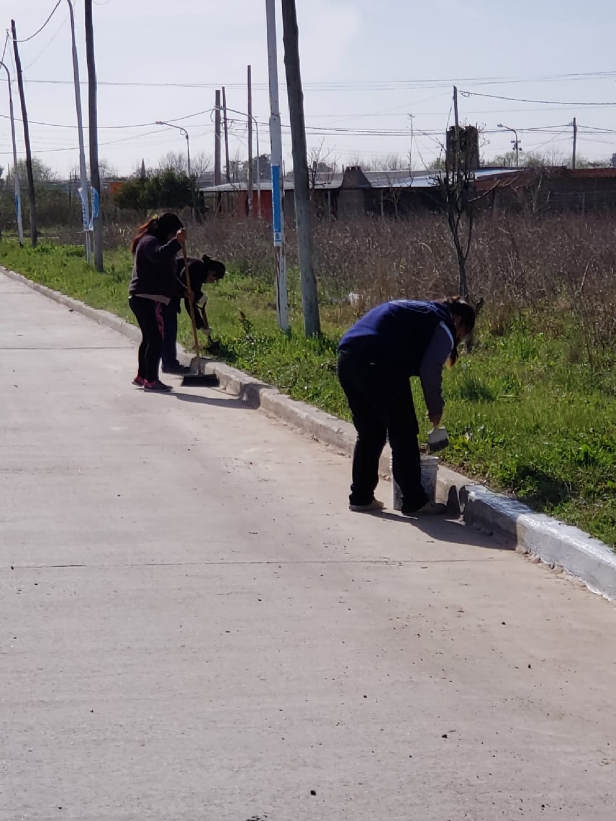 Pintura de cordones en el barrio Bicentenario