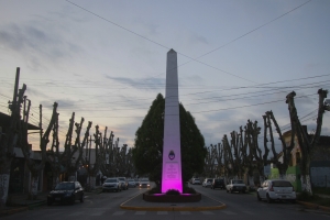 El Obelisco de Marcos Paz se iluminó de rosa en el Mes de Prevención y Lucha Contra el Cáncer de Mama