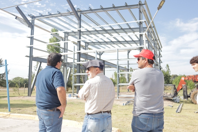 El intendente recorrió la obra del SUM en el Sector Industrial Planificado