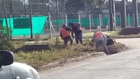 Limpieza de desagües pluviales en el barrio Eva Perón