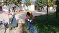 Limpieza en la calle Irigoyen del barrio La Trocha