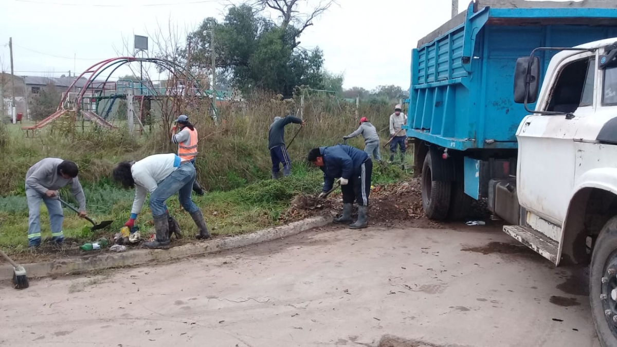 Limpieza de desagües pluviales en La Trocha