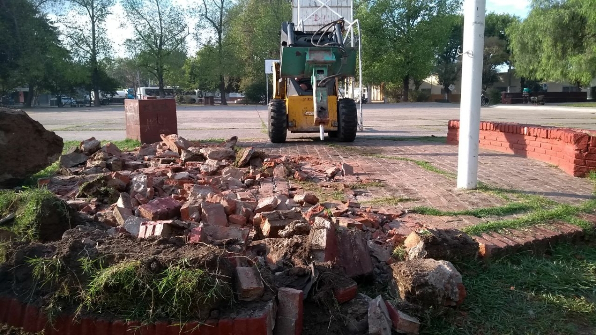 Continúa la puesta en valor de la plaza Hipólito Yrigoyen