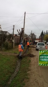 Zanjeo y limpieza de desagües pluviales en el barrio Santa María