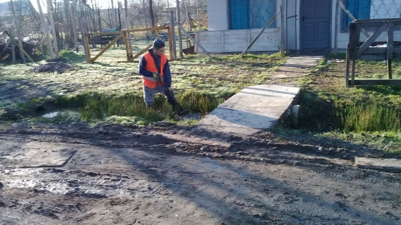 Zanjeo y limpieza de desagües en el barrio Güemes