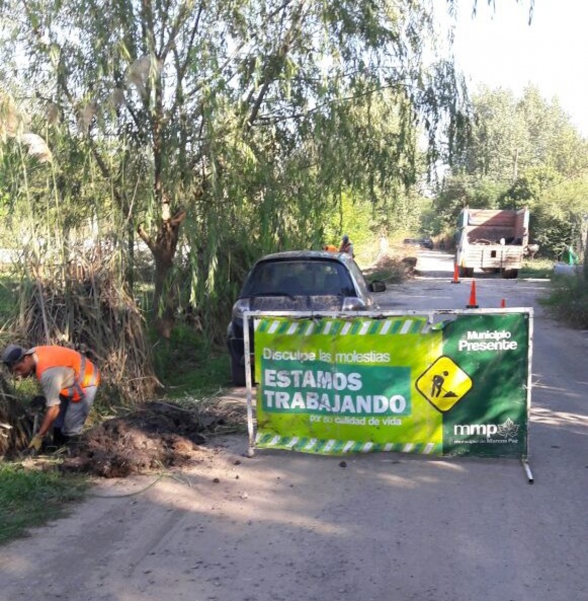 Limpieza de zanjas en el acceso a la Escuela 502