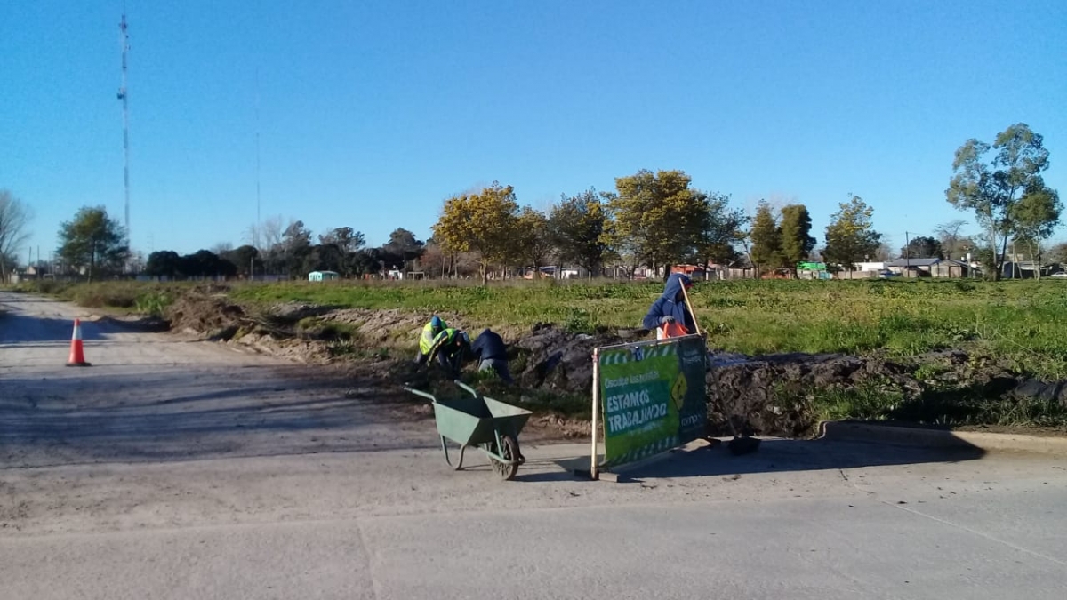 Zanjeo y limpieza de desagües pluviales en El Prado