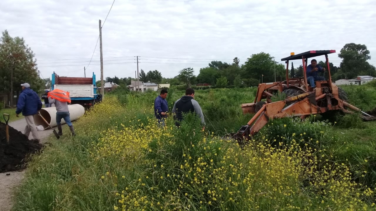 Colocación de caños de desagües en Los Aromos