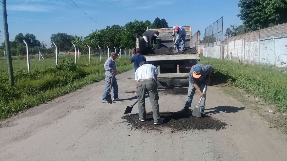 Obras y Servicios, bacheo en La Trocha