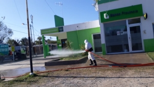 Hidrolavado y desinfección de veredas en zonas sanitarias y zonas de mayor circulación.