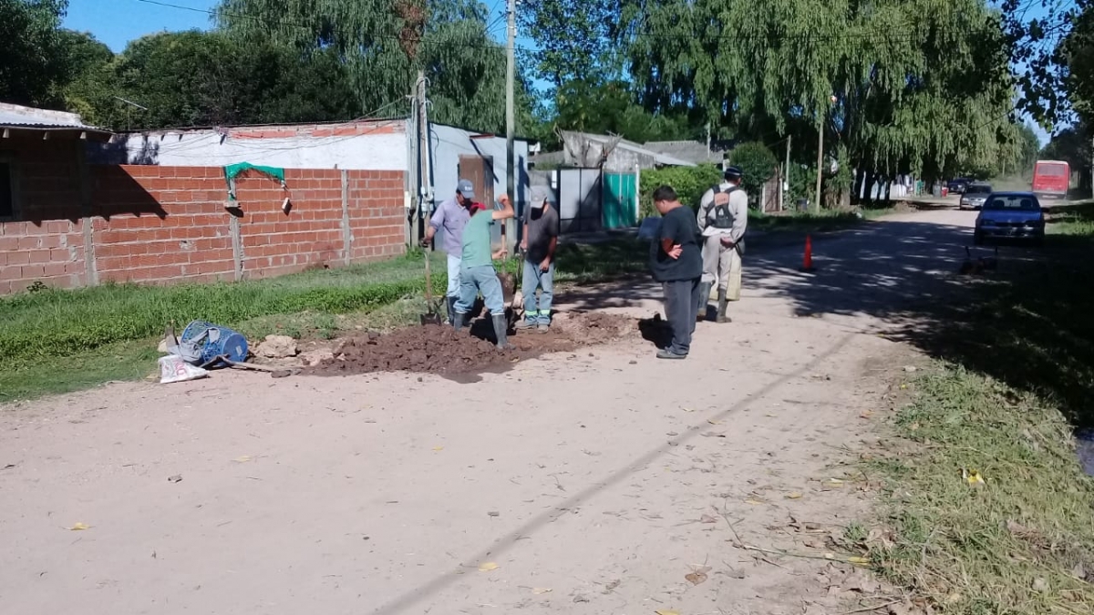 Limpieza de desagües y colocación de caños en barrio Güemes