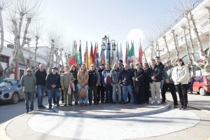 Colocaci&oacute;n de ofrenda floral en el D&iacute;a del Inmigrante