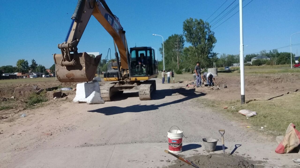 Asfalto de la colectora de Ruta 40 sobre el arroyo La Pantanosa