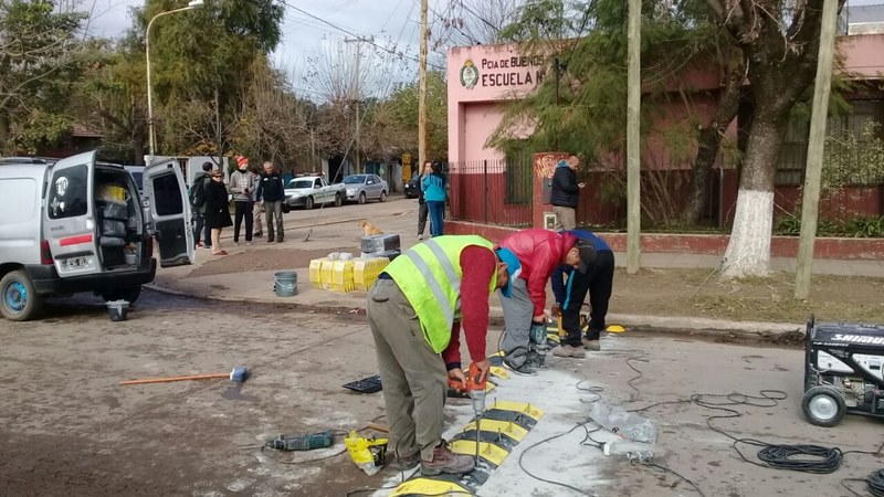 Reductores de velocidad en la esquina de la Escuela N°15