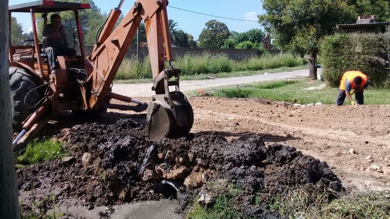 Sigue la colocación de caños de desagüe en El Prado