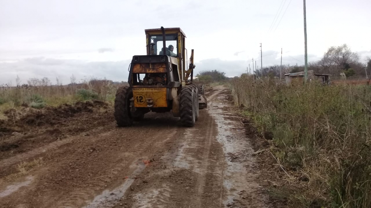 Nivelado de camino rural en el barrio Torchiaro