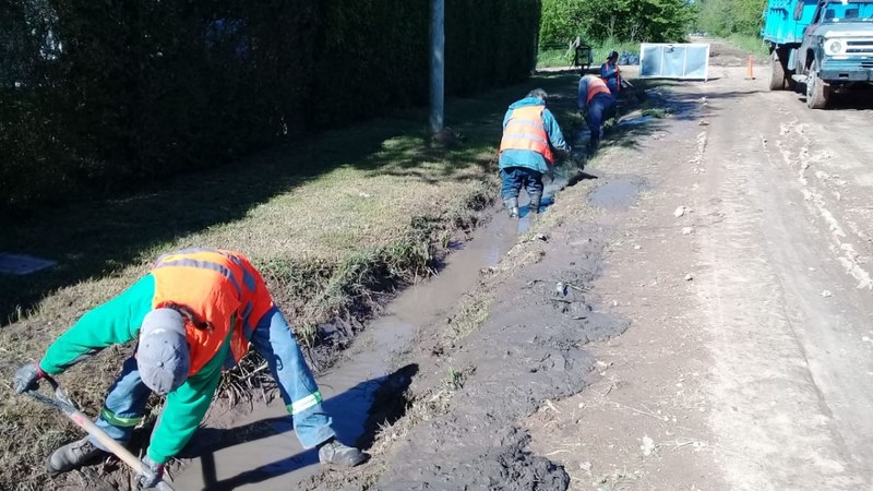 Zanjeo y limpieza de desagües pluviales en La Capilla