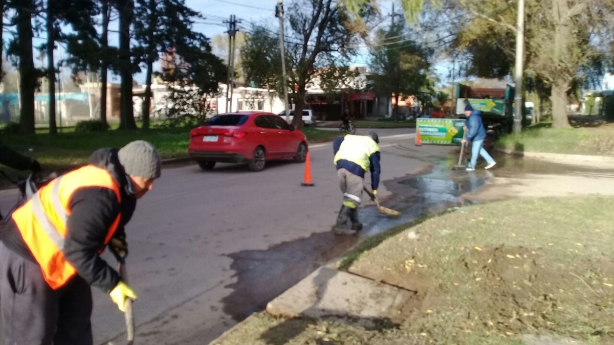 Limpieza de desagües pluviales en Cuatro Esquinas