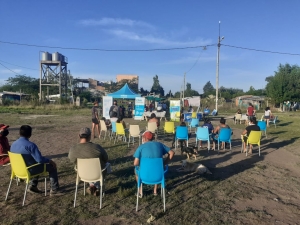 Proyección de cortos al aire libre en el barrio Toba