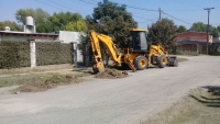 Zanjeo sobre calle Tucumán en el barrio Eva Perón