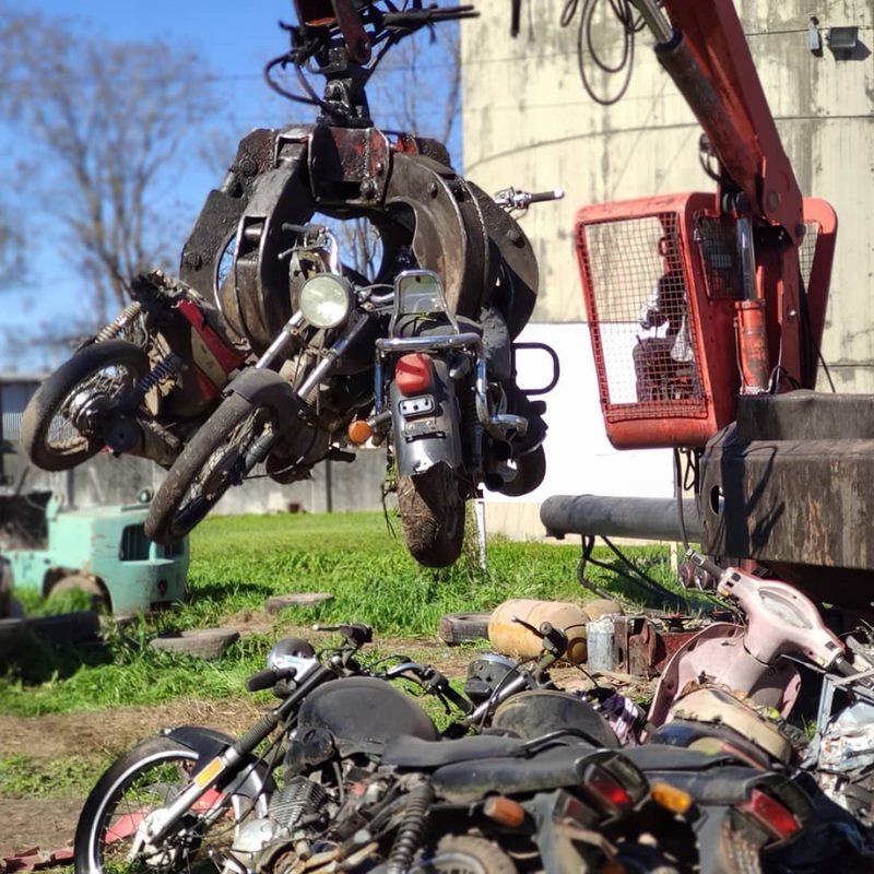 Proceso de compactación de vehículos y motos secuestrados