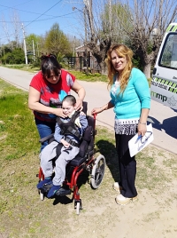 Entrega de una silla de ruedas postural a un vecino de El Lucero