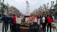 Ofrenda floral en el monumento a la Madre