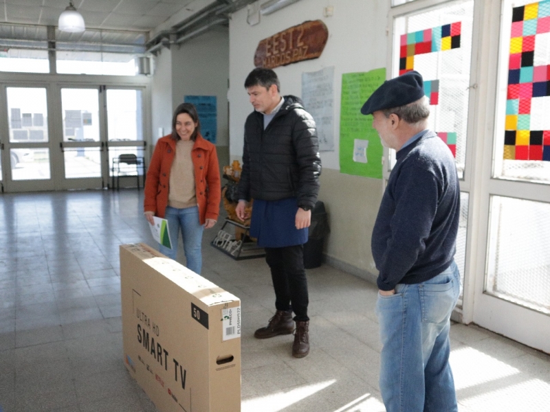 Entrega de un televisor smart a la Escuela Técnica Nº2