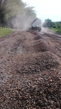 Colocación de piedras en calles del barrio La Capilla