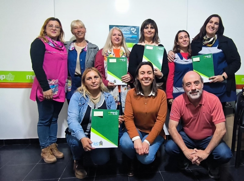 Entrega de apoyo económico a instituciones educativas