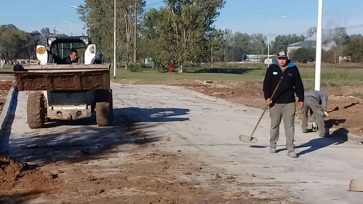 Finalizó el asfalto del puente de la colectora sobre La Pantanosa