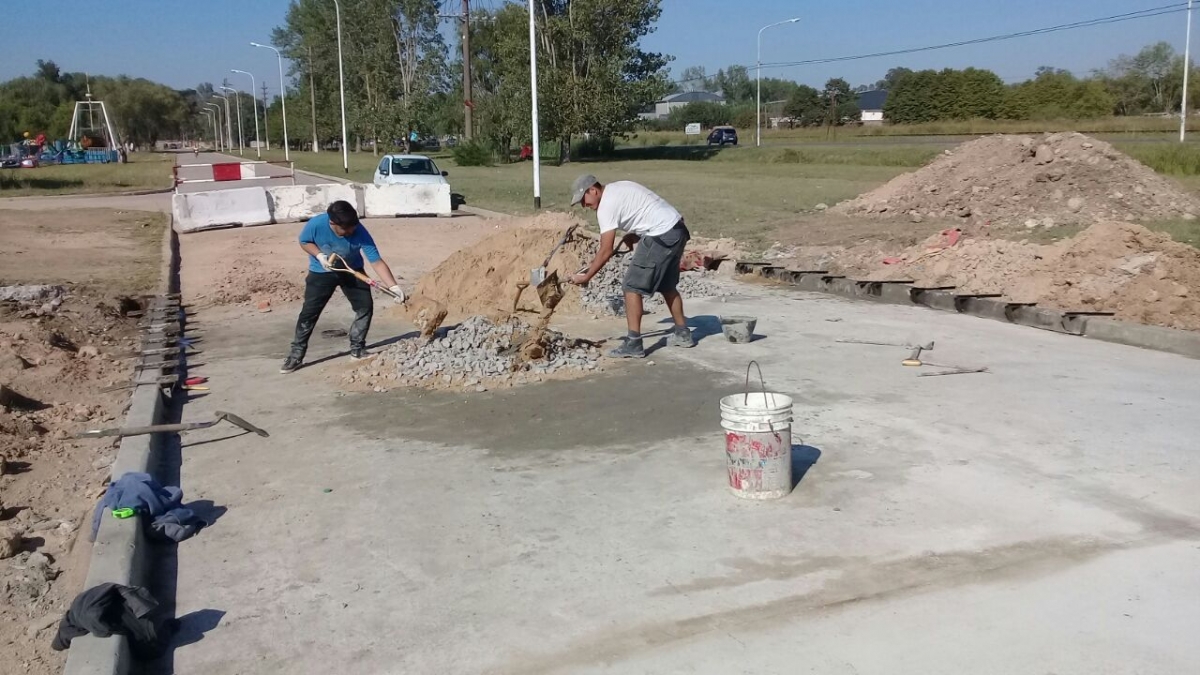 Avanza el pavimento de la colectora sobre el arroyo La Pantanosa