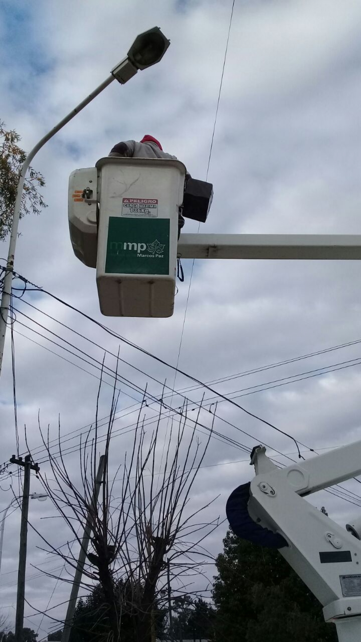 Sigue la reparación de luminarias en el casco urbano