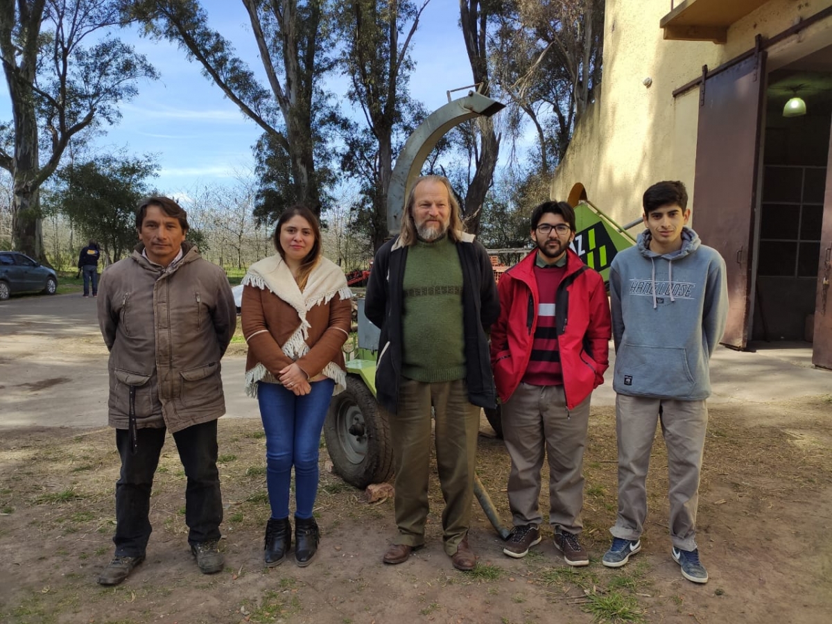 Préstamo de una chipeadora a la Escuela Agraria