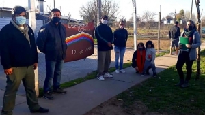 Entrega de alimentos a la comunidad &quot;19 de abril&quot; del barrio Toba.