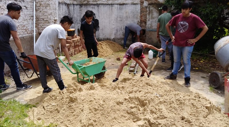 Alumnos de la Escuela Técnica construyen un arenero en el Museo